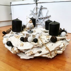 Fekete-fehér adventi koszorú manóval és szánkóval