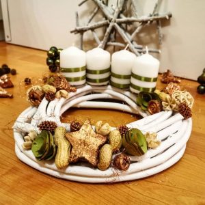 Zöld-fehér-bronz, mogyorós adventi koszorú
